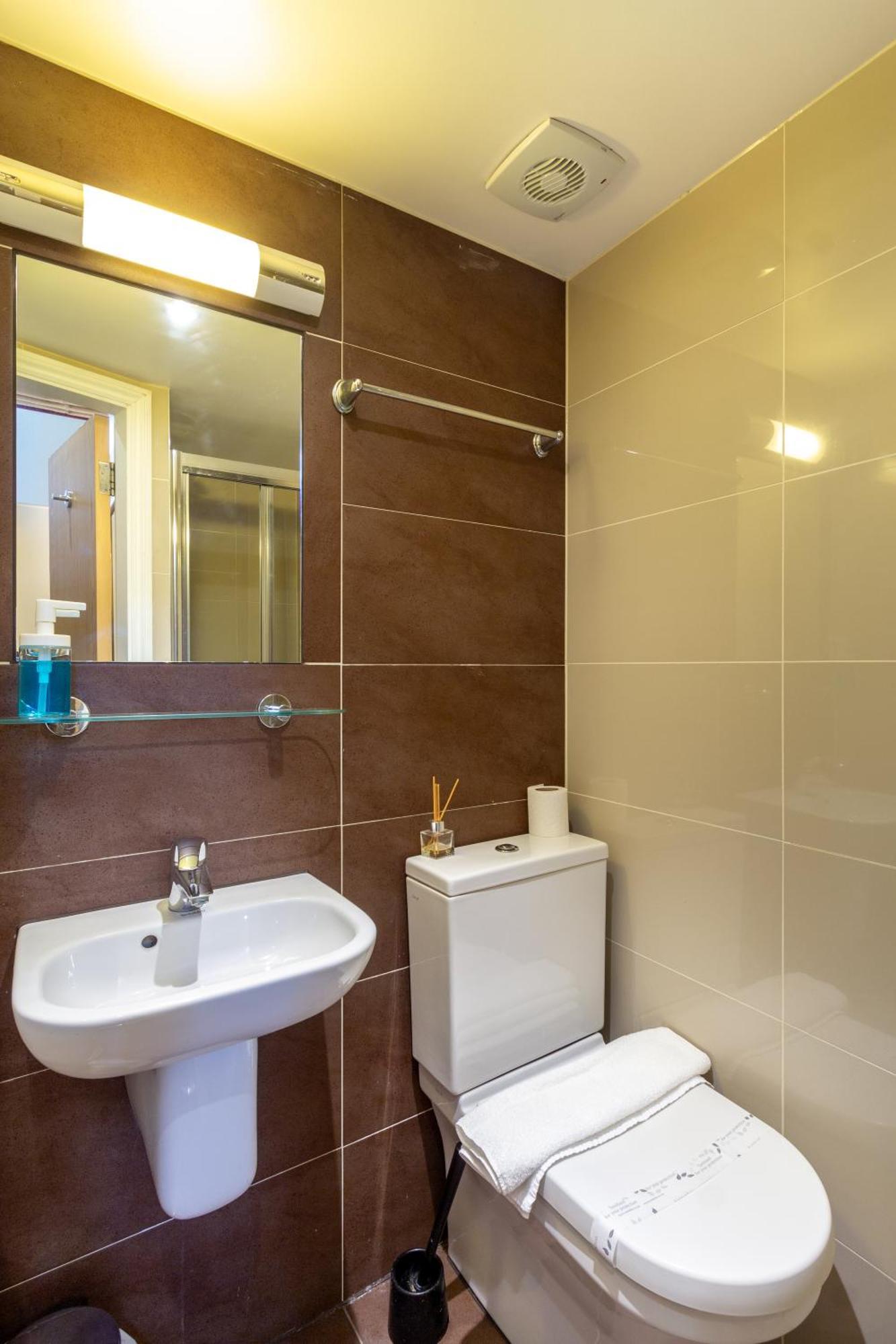 Coronation Hotel Лондон Экстерьер фото